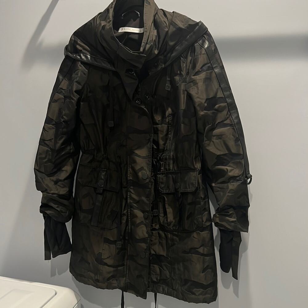 Blanc Noir Camo Explorer Raincoat large nwot